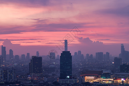 城市景观商业曼谷中心区风景晚上有摩天大楼给这座城市一个现代的风格没有重点具体来说外部的图片