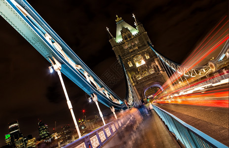 暂停城市的基本款建于18694年的塔桥是伦敦穿越泰晤士河的一座混合基库和悬浮桥图片