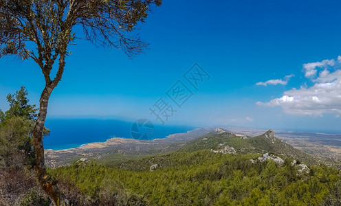 塞浦路斯岛Kantara地区Pentadaktylos山脉的全景观和海堡垒五角大楼彭达提洛斯图片