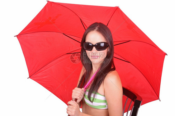 白种人色背景的红伞女青年肖像被白背着红色伞的女孩图片