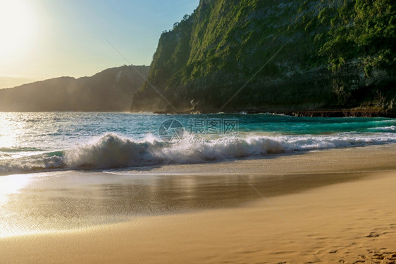 太阳印度尼西亚巴厘岛努沙佩尼达日落时的海浪和开林金滩旅行加勒比图片