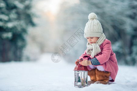 雪地里玩耍的小朋友图片