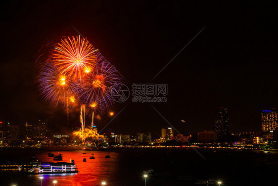 爆炸派对夜间城市观赏庆祝节日背景的烟花色彩多独立图片