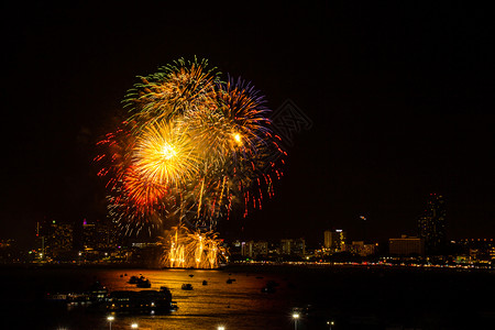 夜间城市观赏庆祝节日背景的烟花色彩多假期颜乐趣图片