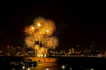 明亮的夜间城市观赏庆祝节日背景的烟花色彩多生动船图片