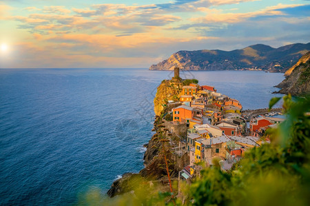 意大利语旅行全景Vernazza欧洲辛克特地环球中海山脉多姿彩的城市风景背景图片