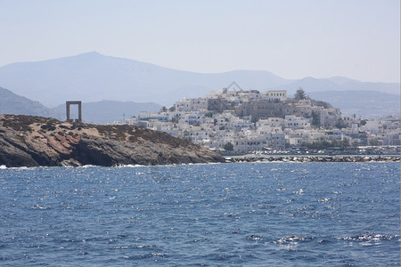 纳克索斯镇见过乔拉从船上看到Naxos和Portala门镇背景
