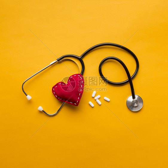 高角视图听诊器缝合心脏药物黄背景色工具明亮的药店图片