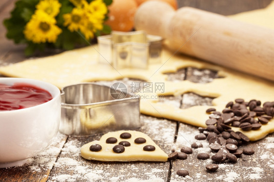 家用木制桌边做饼干的照片烘烤复古超过图片