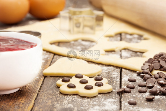 家用木制桌边做饼干的照片巧克力甜果酱图片