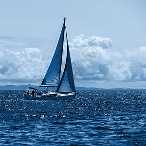 活动追求20年亚得里海颜色中的娱乐型游艇经典蓝色拖网地点图片