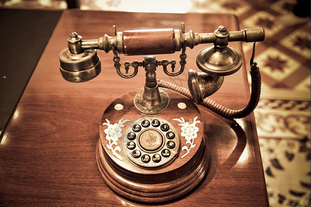 古董怀旧电缆桌上的老电话图片
