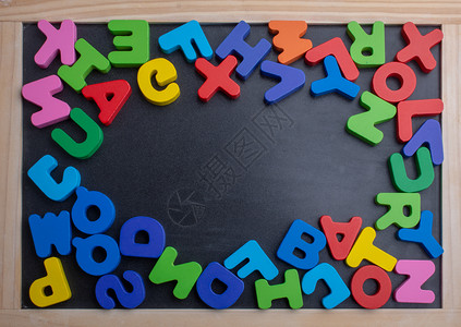 教育学堵塞美国广播公司五颜六色的字母由木头制成图片