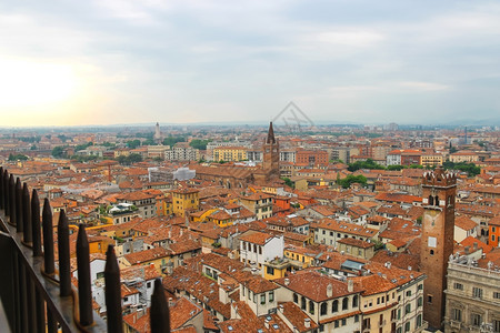 旅游广场高的意大利维罗纳市中心红屋顶图片