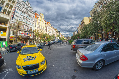 旅游城市景观CZECHRepublic201年7月布拉格在阳光明媚的一天参观城市街道的游客每年吸引70万游客图片