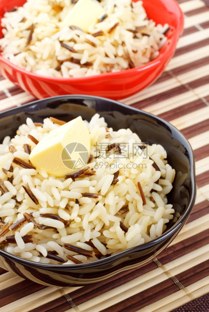 麸质健康亚洲人煮饭碗和竹餐巾上的黄油图片
