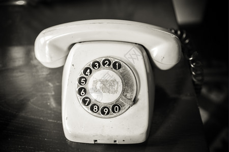 商业经典的旧桌上老电话象征图片