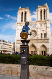 双目城市老的俯视巴黎圣母大教堂的望远镜图片