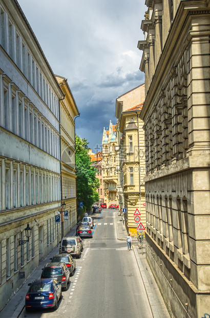 一种CZECHRepublic201年7月布拉格在阳光明媚的一天参观城市街道的游客每年吸引70万游客著名的文化图片