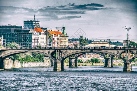 CZECHRepublic201年7月布拉格在阳光明媚的一天参观城市街道的游客每年吸引70万游客建筑学捷克语欧洲图片