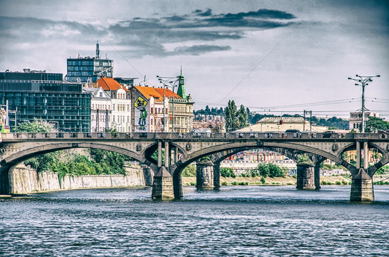 CZECHRepublic201年7月布拉格在阳光明媚的一天参观城市街道的游客每年吸引70万游客建筑学捷克语欧洲图片