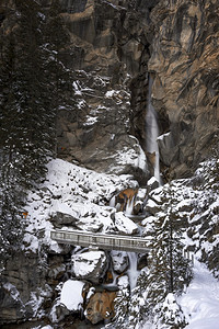 法国徒步旅行雪域景观背是桥和瀑布冰川图片