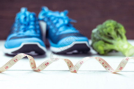习惯香菜健康概念饮食和健身运动鞋白木背景的broccoli最佳图片