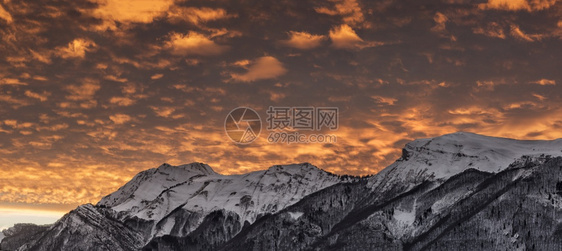 发现旅行美丽的日落在阿尔卑斯山冬雪跑步图片