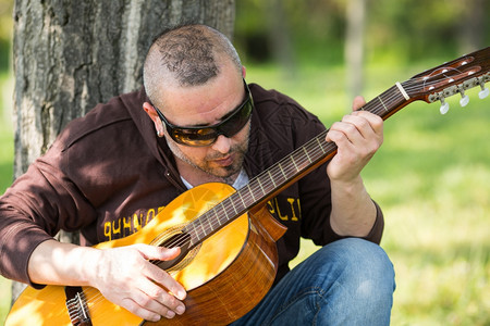 西班牙语吉他手在街上弹声音播放器图片