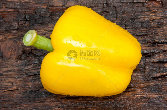 旧木制桌顶上的甜辣椒黄色饮食自然图片