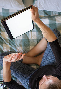 青少年淑女轻的妇使用笔记本电脑或床铺白空屏幕上的平板电脑复制空间图片
