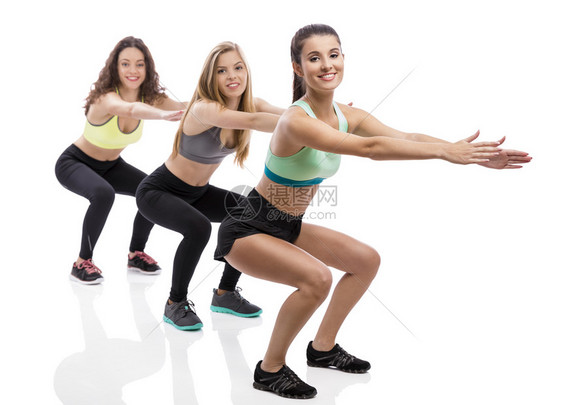 平衡幸福3个美丽运动女孩进行分组操练的肖像拉丁图片