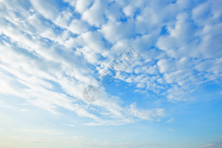 太阳臭氧干净的蓝天空背景纹理有白云图片