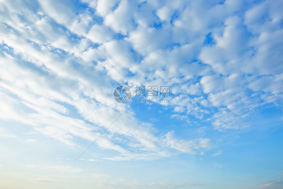 太阳臭氧干净的蓝天空背景纹理有白云图片