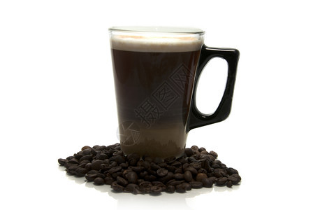 含有牛奶和生豆的可口咖啡因奶油棕色的黑暗图片