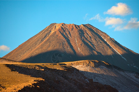 Altiplano安第斯高原智利阿塔卡马沙漠和南美洲的ChiliquesVolcano风景优美人们国图片