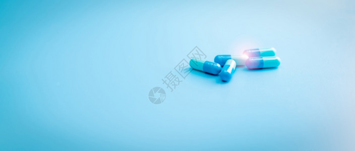 蓝色背景上的胶囊丸药店横幅制业抗生素胶囊丸耐药处方物研究维他命抵抗的凝物图片