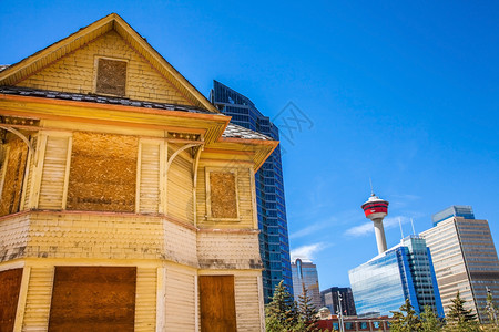 首都教育加拿大卡尔里艾伯塔省天线前的古老房屋远距离图片