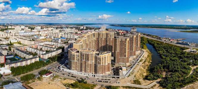 高层建筑的住宅开发城市是nefteyuganskyugranefteyuganskyugra城市的天空镇图片