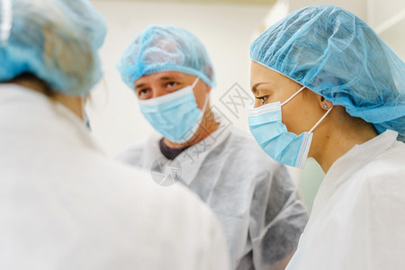 手术室的医生团队图片