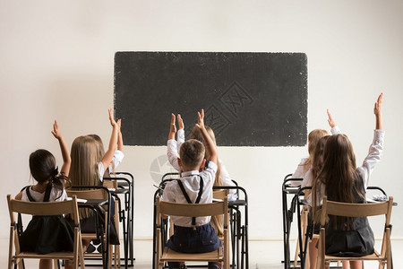 班级课堂上的学童坐在课桌前的小男孩和女回到学校教育课堂程学习生活方式童年概念课堂上的学童瞳孔可爱图片