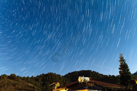宇宙景观在Troodos山上一座房屋的星际轨迹飞机横越塞浦路斯Kakopetria村的天空黑色图片