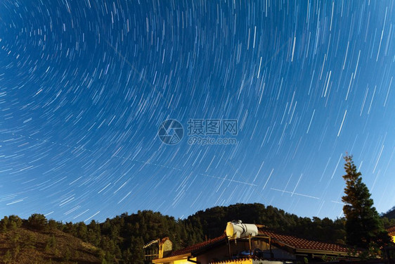 宇宙景观在Troodos山上一座房屋的星际轨迹飞机横越塞浦路斯Kakopetria村的天空黑色图片