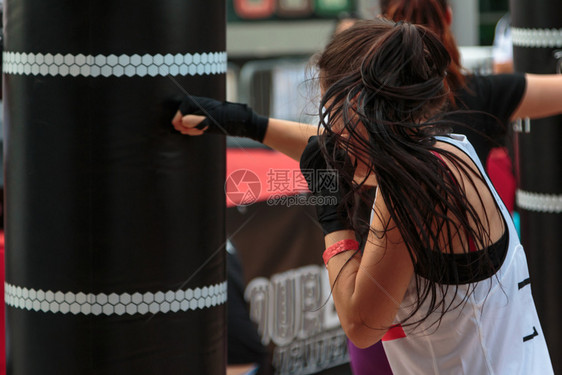 打拳击健身的年轻女子图片