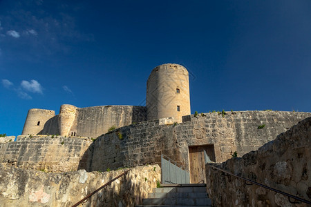 哥特帕尔马据点棕榈岛贝尔弗城堡14世纪为马赫卡国王詹姆斯二世建造是欧洲贝尔佛城堡PalmadeMallorca的少数圆环之一图片