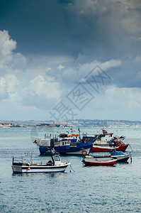钓鱼港口航海的漂浮在卡斯伊鱼港的渔船葡萄牙漂浮在卡斯伊鱼港的渔船图片