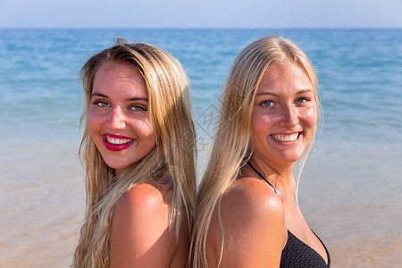 两名年轻女成为海上朋友的肖像荷兰语谊金发女郎图片