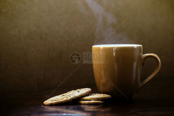 深色木质背景巧克力饼干的咖啡杯完美味的早餐深色木质背景巧克力饼干的热咖啡杯完美味的早餐可口棕色饮料图片