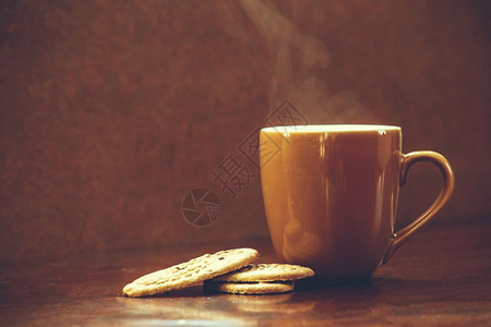 牛奶木制的卡布奇诺深色木质背景巧克力饼干的咖啡杯完美味的早餐深色木质背景巧克力饼干的热咖啡杯图片
