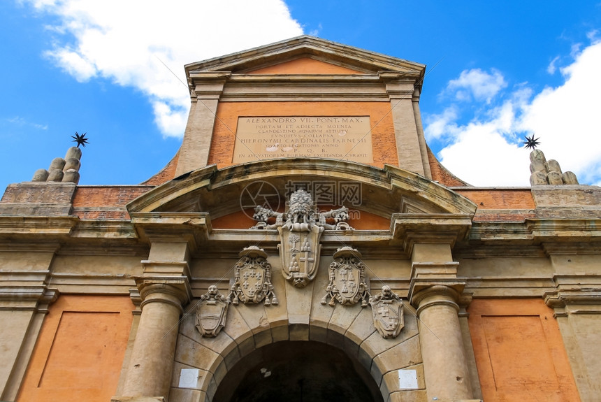 框架镇欧洲的意大利博洛尼亚GallieraPortaGalliera的古城门上挂着军服图片
